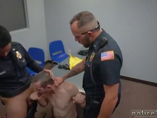 Прецака полиция офицер vid гей първи време
