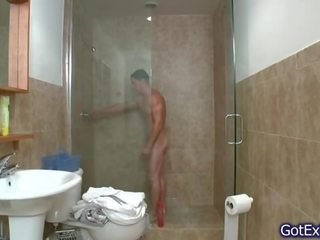 I shkëlqyer muskuloze djalosh masturbim mashkullor nën dush